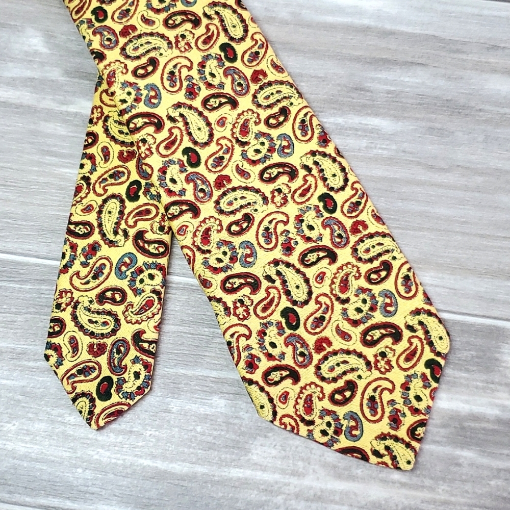 Brooks Brothers Makers Vintage Gold Paisley Silk Neck Tie | 53 inch length